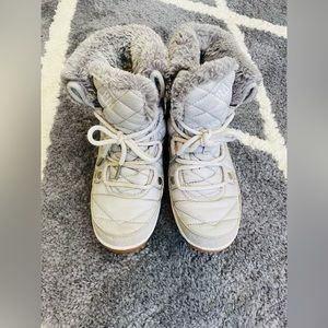 Columbia women’s faux fur snow boots